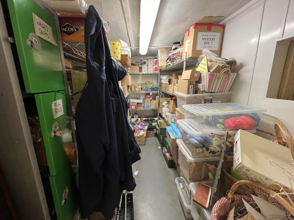 Lot: 27 - COMMERCIAL INVESTMENT - Store room at the back of the shop